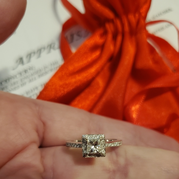 New & unworn 18K White Gold - Diamond Engagement Ring - Picture 5 of 16